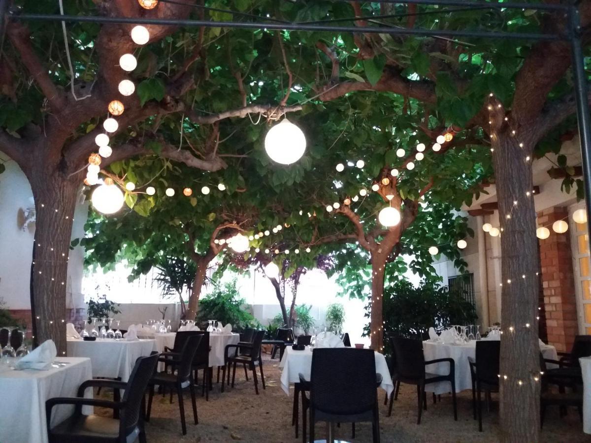 Hotel Restaurant Llansola Sant Carles De La Rapita Exterior photo